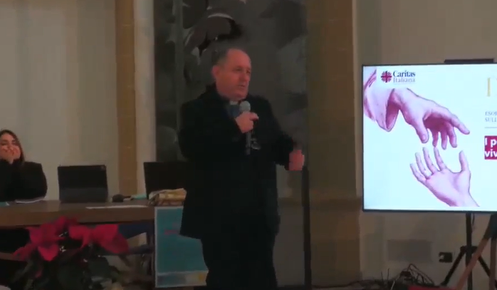 Fili d’erba nelle crepe